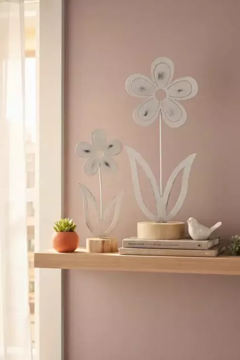 Weiße Metallblume auf Holzsockel – stilvolle Frühlingsdeko für Ihr Zuhause.