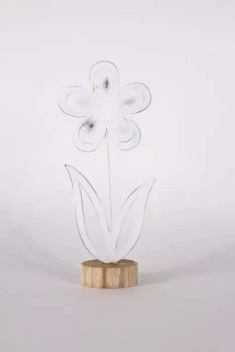 Preview: Moderne Dekofigur: Weiße Metallblume auf Holzsockel – ideale Geschenkidee für Frühlingsfreunde.