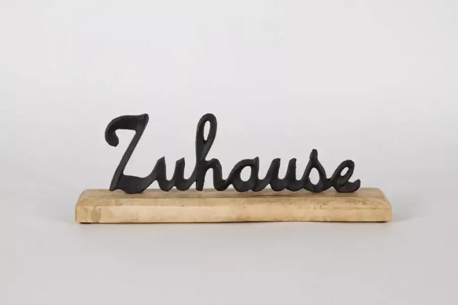 Schriftzug Zuhause aus schwarzem Metall als Wanddeko