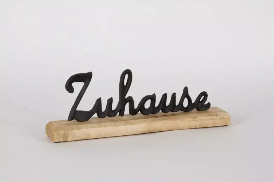 Moderner Metall-Schriftzug Zuhause auf Kommode platziert