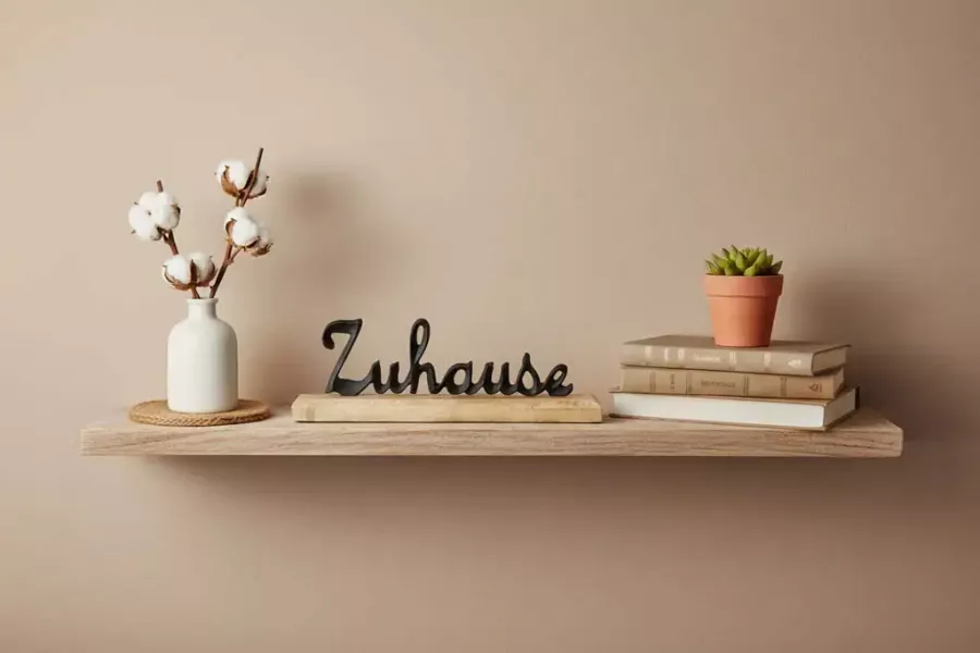 Schriftzug Zuhause aus schwarzem Metall als Wanddeko