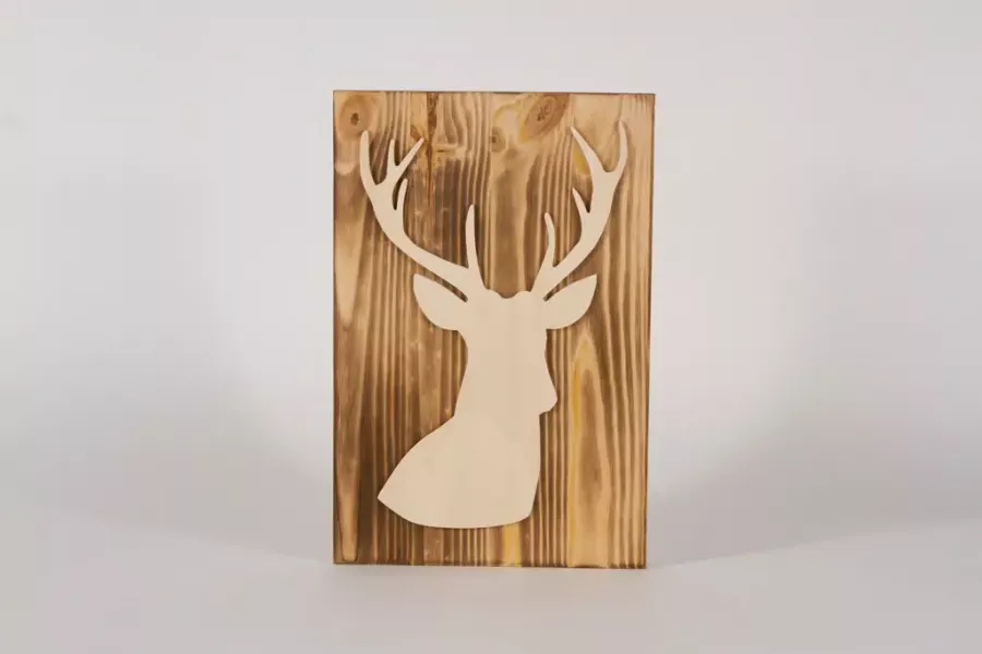 Preview: Rustikales Wandbild Hirsch aus Holz – nachhaltige Naturdeko für Zuhause und Terrasse
