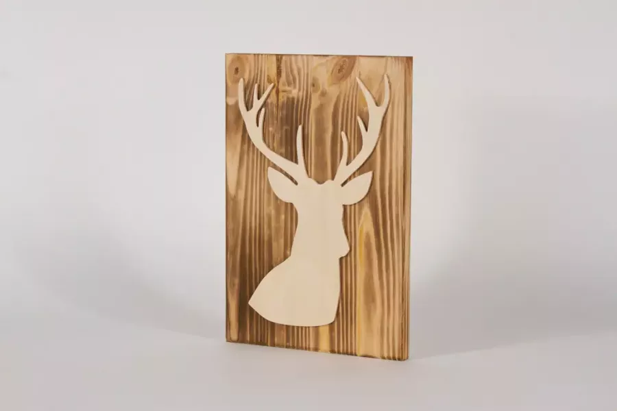 Preview: Rustikales Wandbild Hirsch aus Holz – nachhaltige Naturdeko für Zuhause und Terrasse