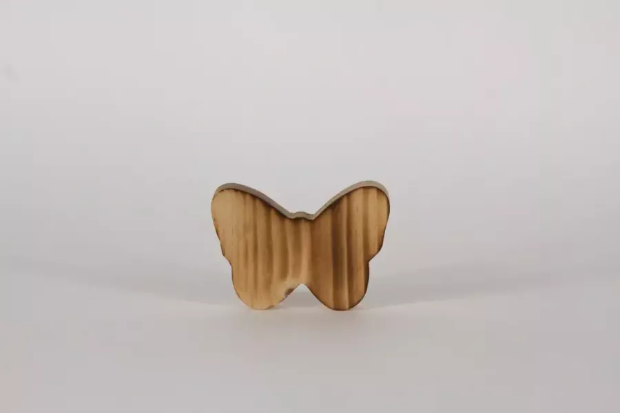 Preview: Deko-Schmetterling aus geflammtem Kiefernholz – ideale Geschenkidee für Frühlingsfreunde.