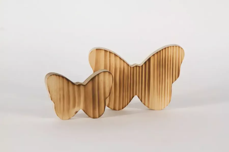 Preview: Schmetterling aus geflammtem Kiefernholz – rustikale Frühlingsdeko.