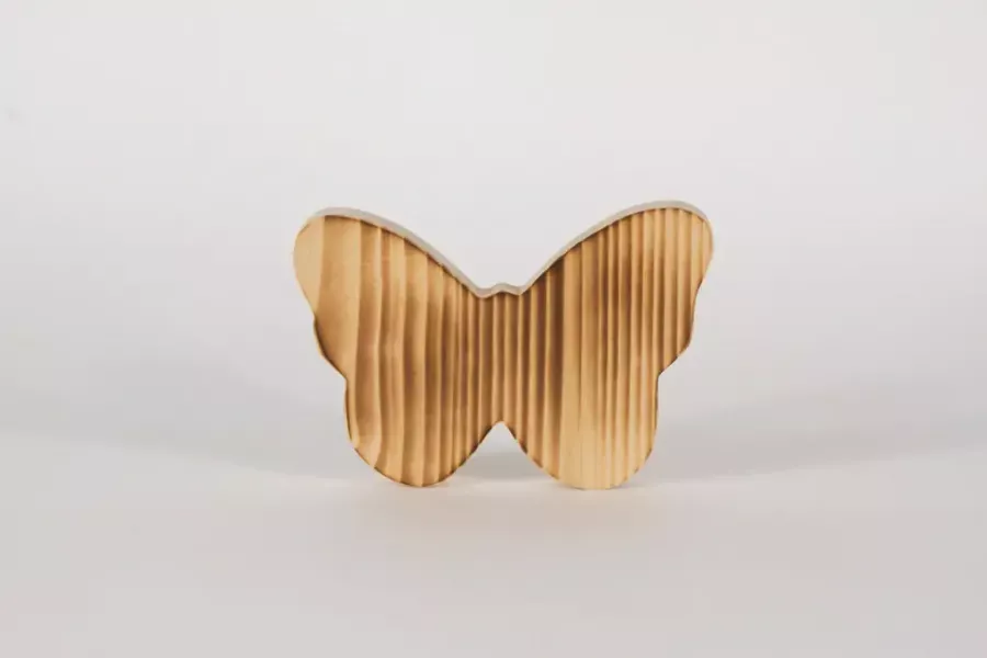 Preview: Handgefertigter Schmetterling aus Holz – perfekte Tischdeko für Frühling & Sommer.