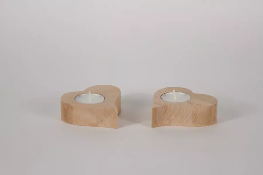 Preview: Teelichthalter Buche 2er Set Herz: Diese Herz-Teelichthalter aus natürlichem Buchenholz schaffen eine warme, romantische Atmosphäre. Perfekt als Tischdeko oder Geschenkidee. Jetzt online bestellen & Zuhause verschönern!