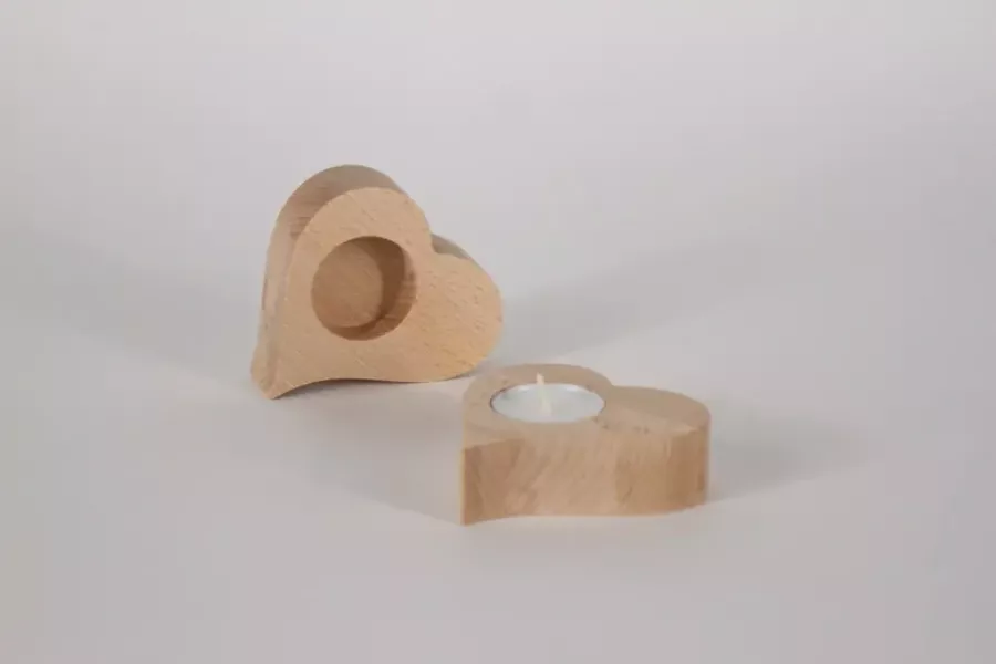 Preview: Teelichthalter Buche 2er Set Herz: Diese Herz-Teelichthalter aus natürlichem Buchenholz schaffen eine warme, romantische Atmosphäre. Perfekt als Tischdeko oder Geschenkidee. Jetzt online bestellen & Zuhause verschönern!