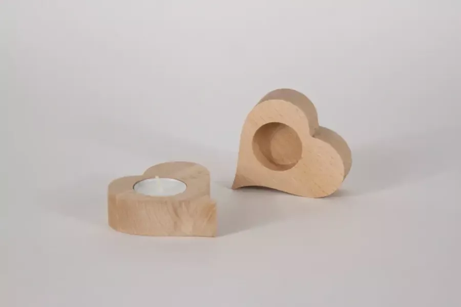 Preview: Teelichthalter Buche 2er Set Herz: Diese Herz-Teelichthalter aus natürlichem Buchenholz schaffen eine warme, romantische Atmosphäre. Perfekt als Tischdeko oder Geschenkidee. Jetzt online bestellen & Zuhause verschönern!