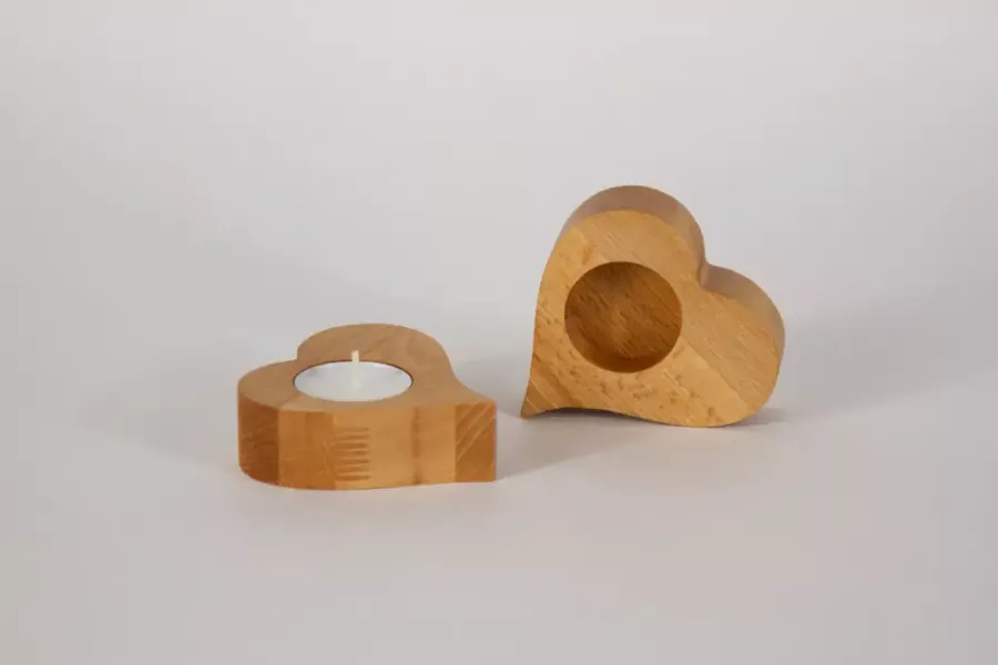 Teelichthalter Buche 2er Set Herz: Diese Herz-Teelichthalter aus natürlichem Buchenholz schaffen eine warme, romantische Atmosphäre. Perfekt als Tischdeko oder Geschenkidee. Jetzt online bestellen & Zuhause verschönern!