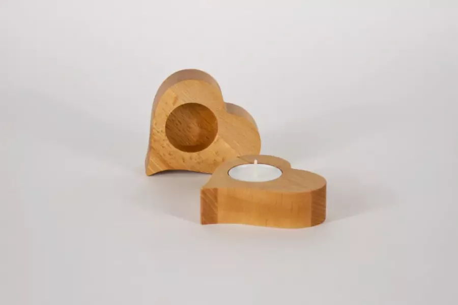 Teelichthalter Buche 2er Set Herz: Diese Herz-Teelichthalter aus natürlichem Buchenholz schaffen eine warme, romantische Atmosphäre. Perfekt als Tischdeko oder Geschenkidee. Jetzt online bestellen & Zuhause verschönern!