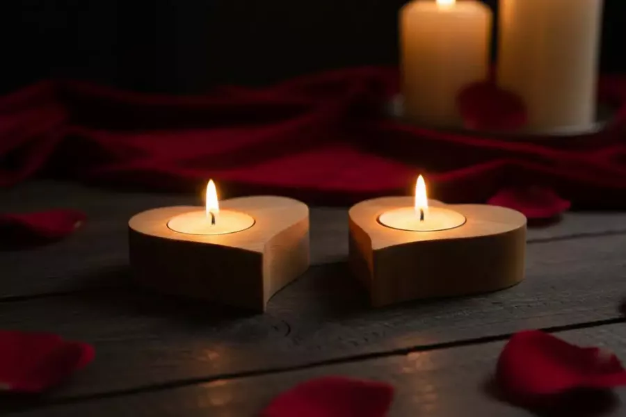 Teelichthalter Buche 2er Set Herz: Diese Herz-Teelichthalter aus natürlichem Buchenholz schaffen eine warme, romantische Atmosphäre. Perfekt als Tischdeko oder Geschenkidee. Jetzt online bestellen & Zuhause verschönern!