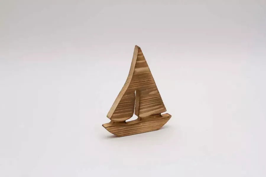 Segelboot aus Holz – maritime Dekoration für Wohnzimmer und Kinderzimmer