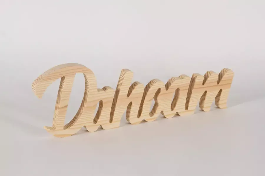 Preview: Holz-Schriftzug Dahoam im gemütlichen Wohnzimmer