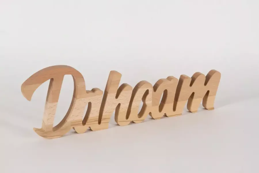 Holz-Schriftzug Dahoam im gemütlichen Wohnzimmer