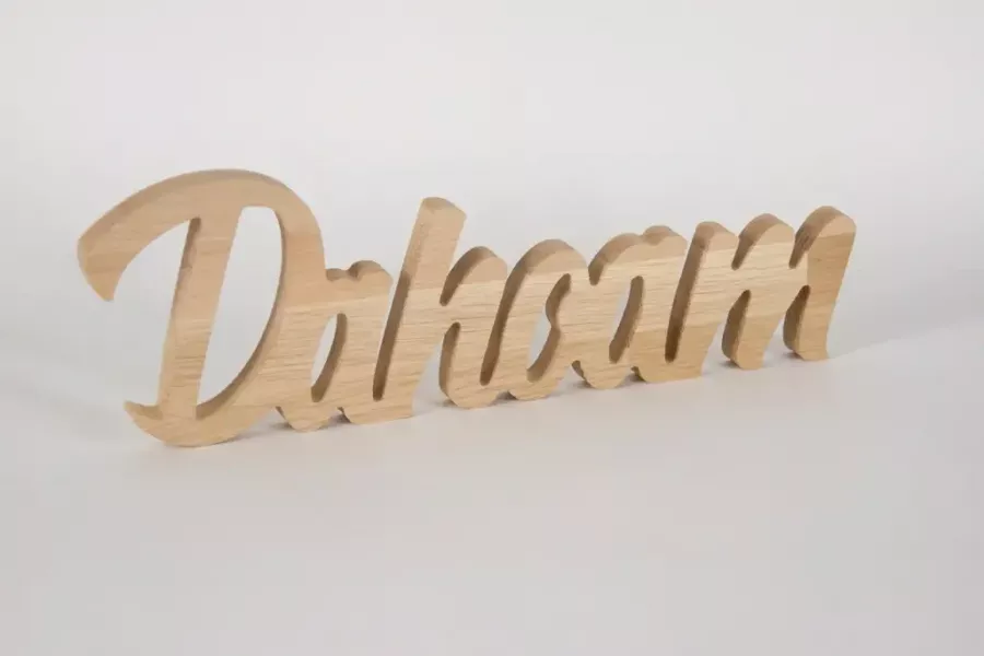 Holz-Schriftzug Dahoam im gemütlichen Wohnzimmer