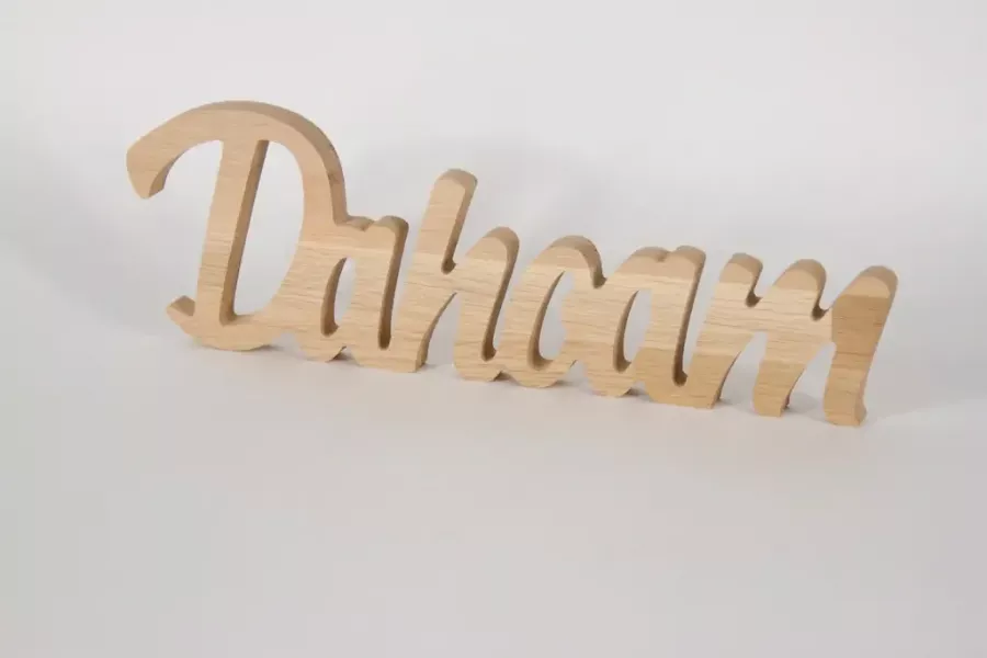 Dahoam Holzschriftzug in rustikalem Wohnambiente