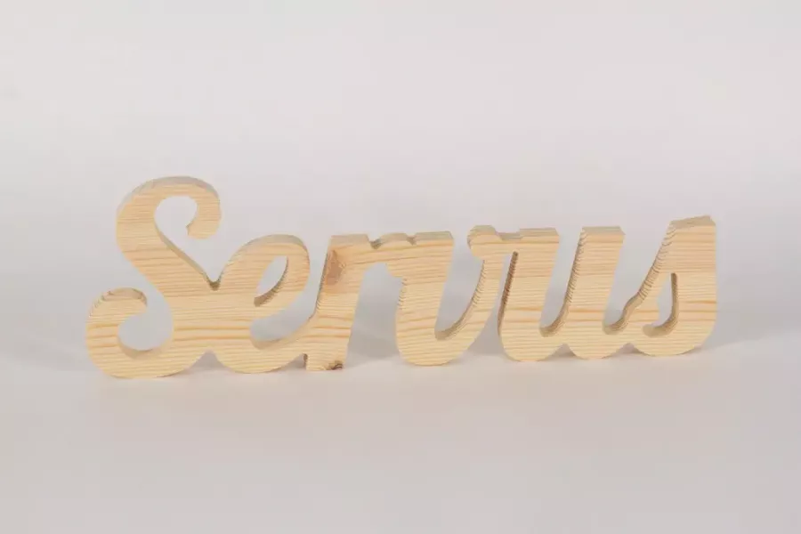 Begrüßungs-Schriftzug Servus aus Holz