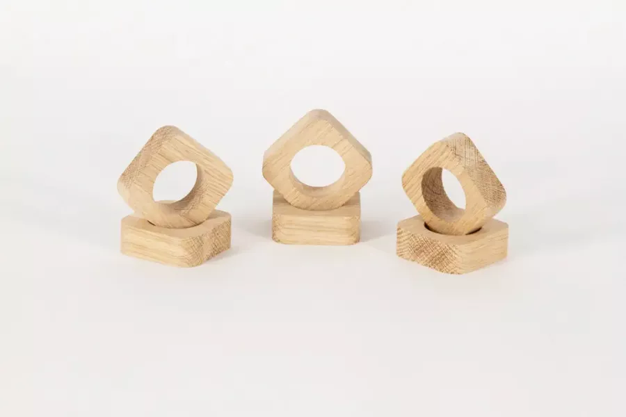 Preview: Eckiger Serviettenring aus Holz – moderner Serviettenhalter jetzt kaufen