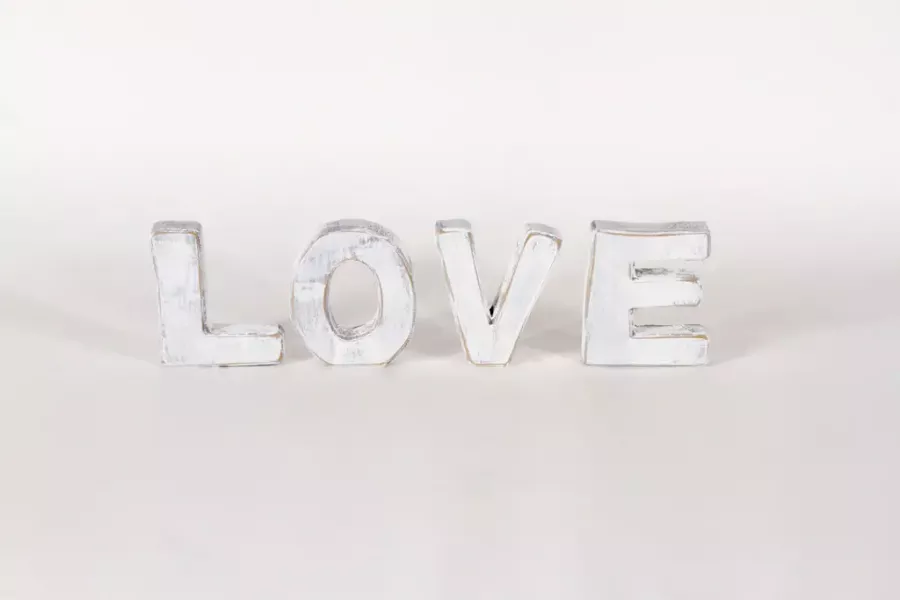 Preview: Schriftzug LOVE in Weiß – elegante Wand- und Tischdekoration
