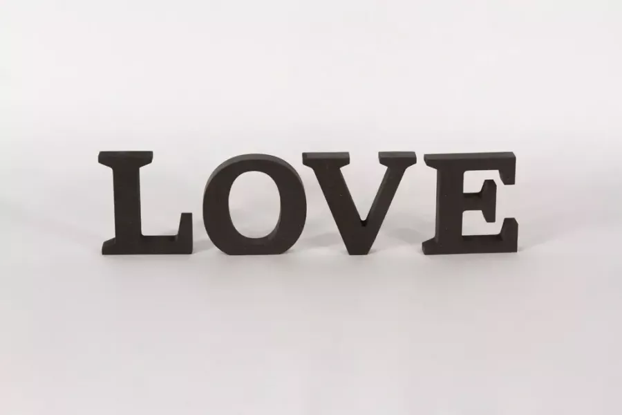 Preview: Schriftzug LOVE aus MDF, 10 cm groß – moderne Dekoration für Zuhause