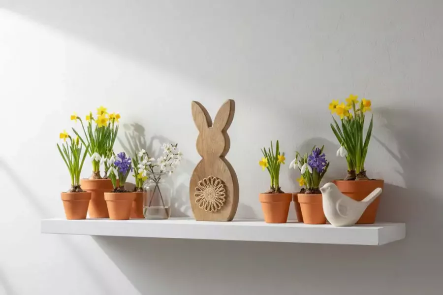 großer Hase aus Mangoholz mit Blume rustikale Osterdeko jetzt kaufen