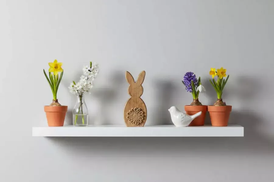 kleiner Hase aus Mangoholz mit Juteblume rustikale Osterdeko jetzt kaufen