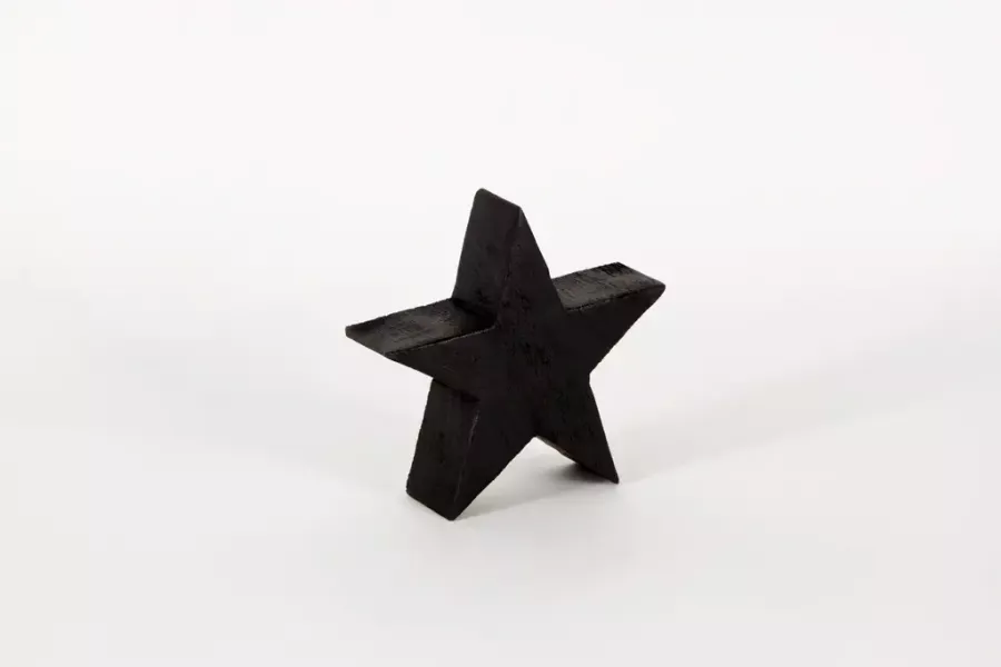 Detailansicht des schwarzen Holzsterns – minimalistisches Design für elegante Weihnachtsdekoration