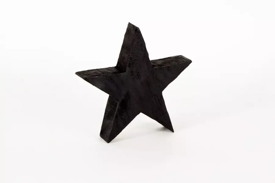 Detailansicht des schwarzen Holzsterns – minimalistisches Design für elegante Weihnachtsdekoration