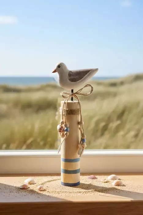 Möwe aus Holz – maritime Dekofigur für Wohnzimmer