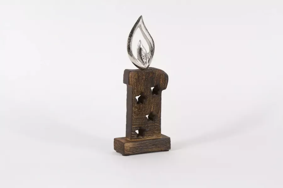Preview: Dekorative Holzkerze mit ausgeschnittenen Sternen und Metallflamme – 26 cm