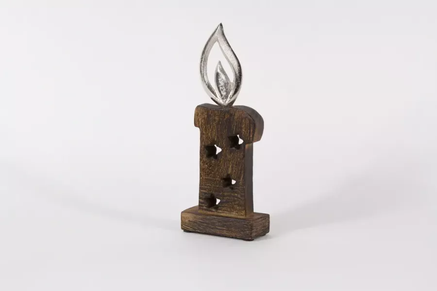 Preview: Rustikale Kerze aus Mangoholz mit Metallflamme – stilvolle Tischdeko für Weihnachten