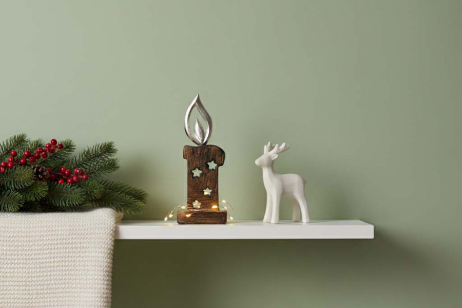 Preview: Rustikale Kerze aus Mangoholz mit Metallflamme – stilvolle Tischdeko für Weihnachten