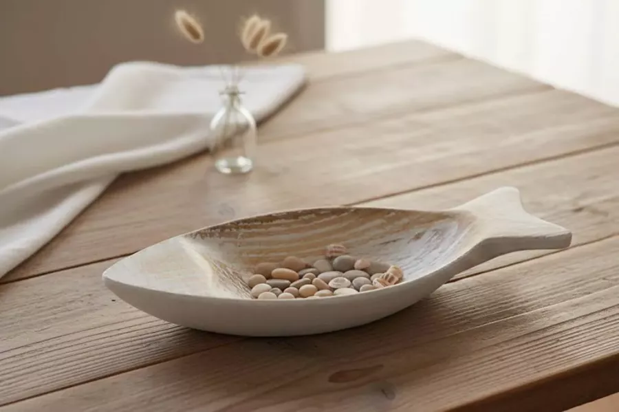 Weißer Teller aus Holz in Fischform – maritime Deko und Servierteller