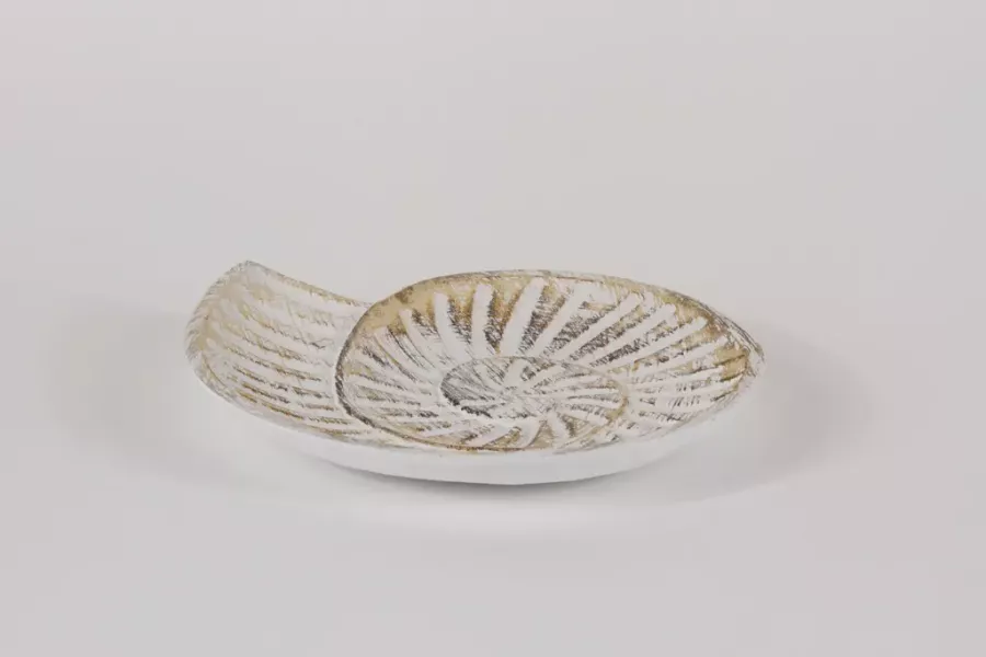 Preview: Weißer Teller aus Holz in Muschelform – maritime Deko und Servierteller