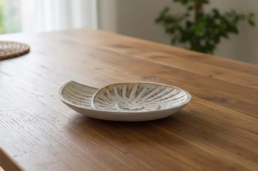 Weißer Teller aus Holz in Muschelform – maritime Deko und Servierteller
