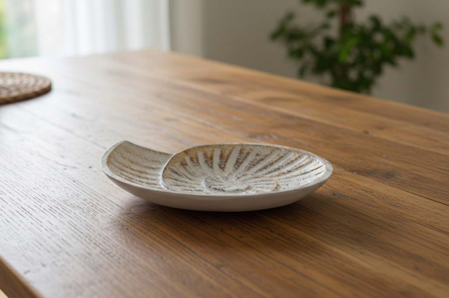 Preview: Weißer Teller aus Holz in Muschelform – maritime Deko und Servierteller