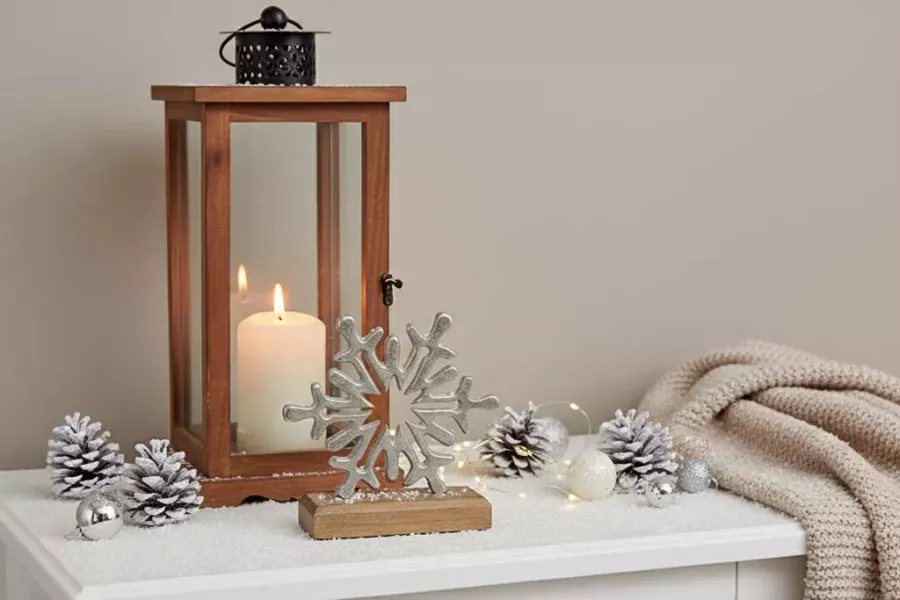 Schneeflocke aus Metall auf Mangoholzsockel – elegante Winterdekoration