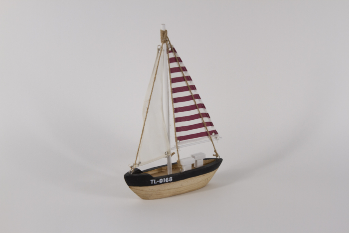Segelboot aus Holz - rot
