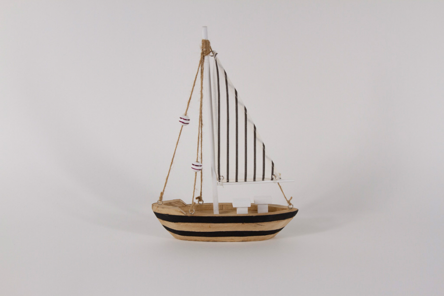 Segelboot aus Holz schwarz – moderne maritime Dekofigur jetzt online kaufen