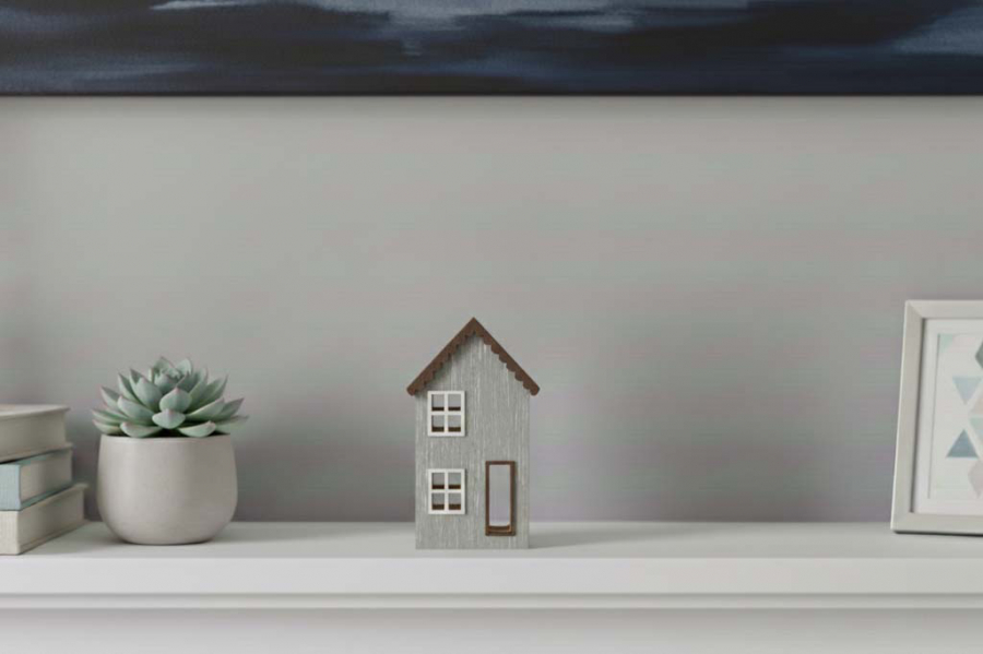 Preview: Hellgraues MDF Holzhaus 15 cm – ideal für Regal oder Fensterbank