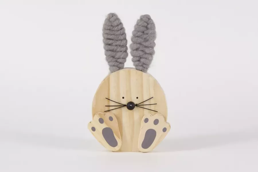 Preview: grauer Hase aus Holz mit Ohren aus Wolle Osterdeko jetzt kaufen