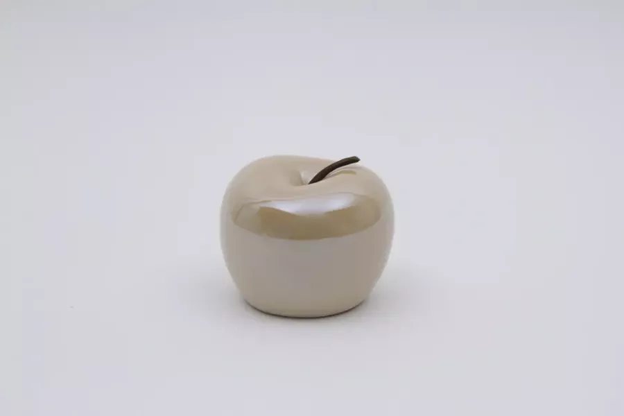 Moderne Dekofigur: Apfel aus Porzellan – ideale Geschenkidee für Dekofreunde.