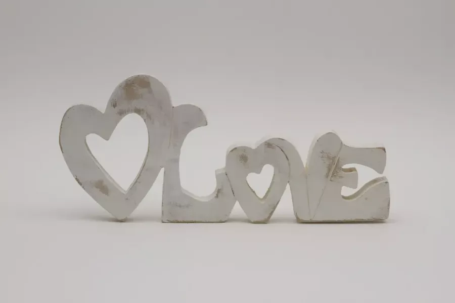 Preview: Schriftzug LOVE aus weißem Holz – natürliche und elegante Dekoration fürs Zuhause