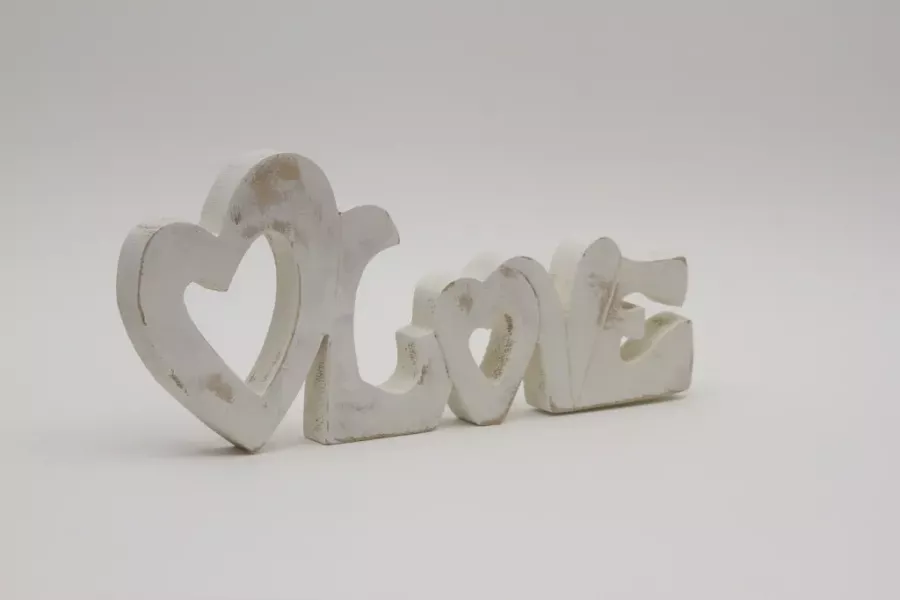 Preview: Schriftzug LOVE aus weißem Holz – natürliche und elegante Dekoration fürs Zuhause