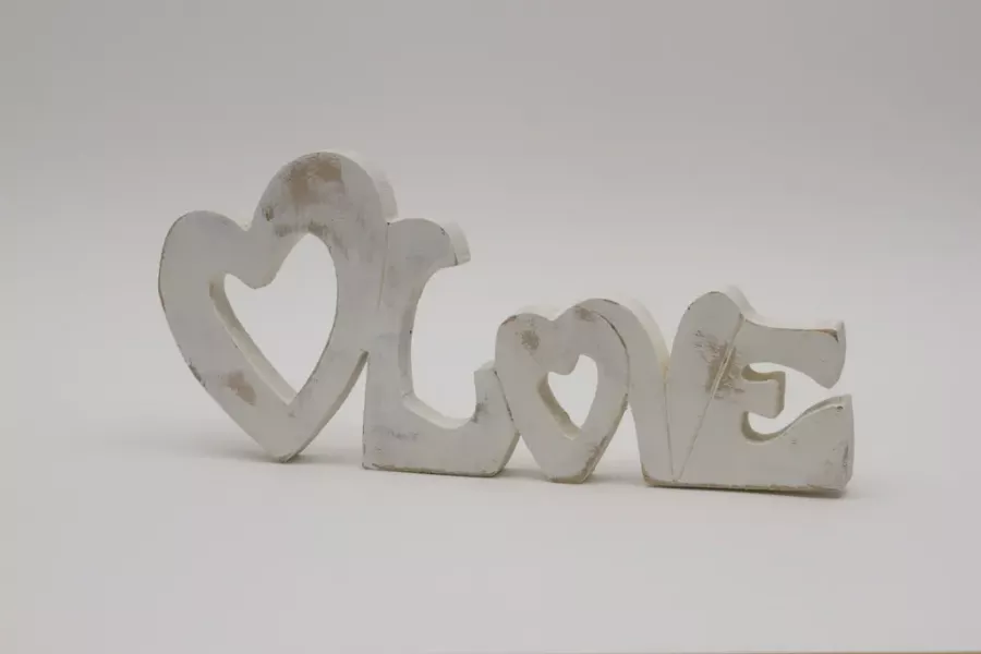 Preview: Schriftzug LOVE aus weißem Holz – natürliche und elegante Dekoration fürs Zuhause