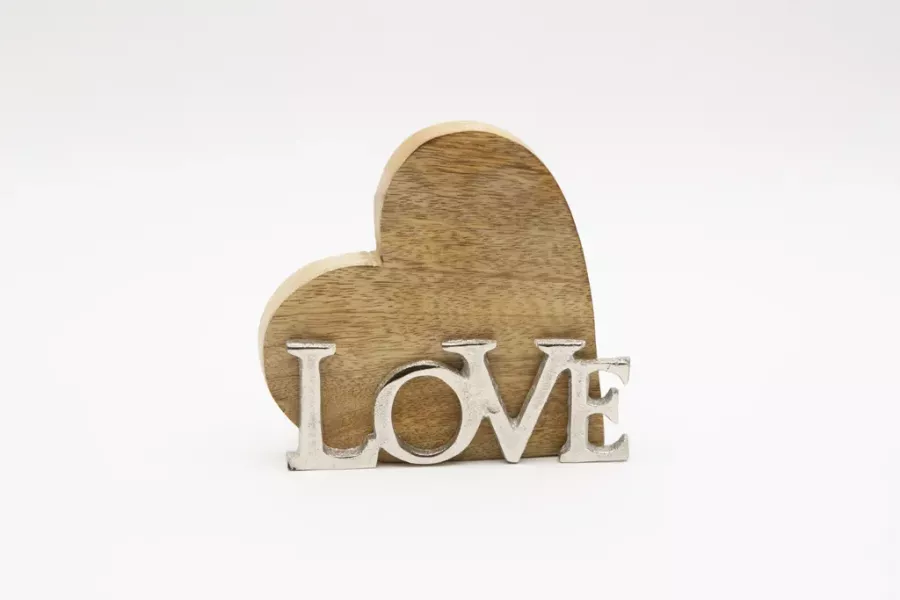 Preview: Herz aus Metall mit LOVE Schriftzug – stilvolle Wohnraumdekoration