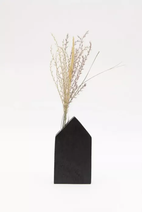 Preview: Schwarze Vase Hausform aus Holz – stilvolles Wohnaccessoire