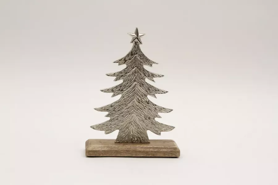 Tannenbaum aus Metall silber – elegante Weihnachtsdeko für festliche Atmosphäre