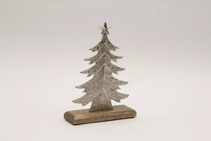 Modern gestalteter Tannenbaum aus silbernem Metall – stilvolle Dekoration für Ihr Zuhause